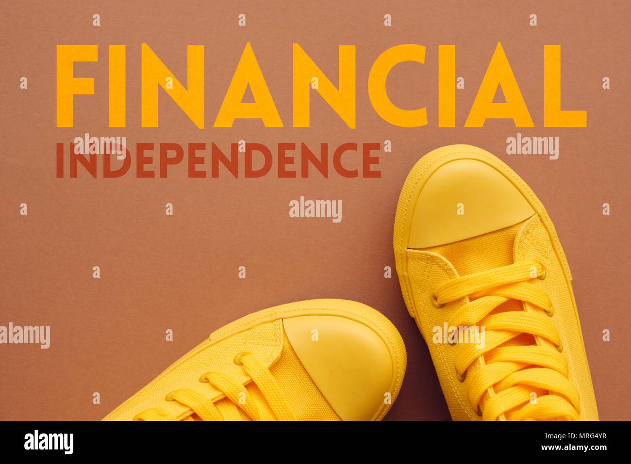 Indipendenza finanziaria concetto, giovane in giallo sneakers in piedi sopra il testo, vista dall'alto Foto Stock