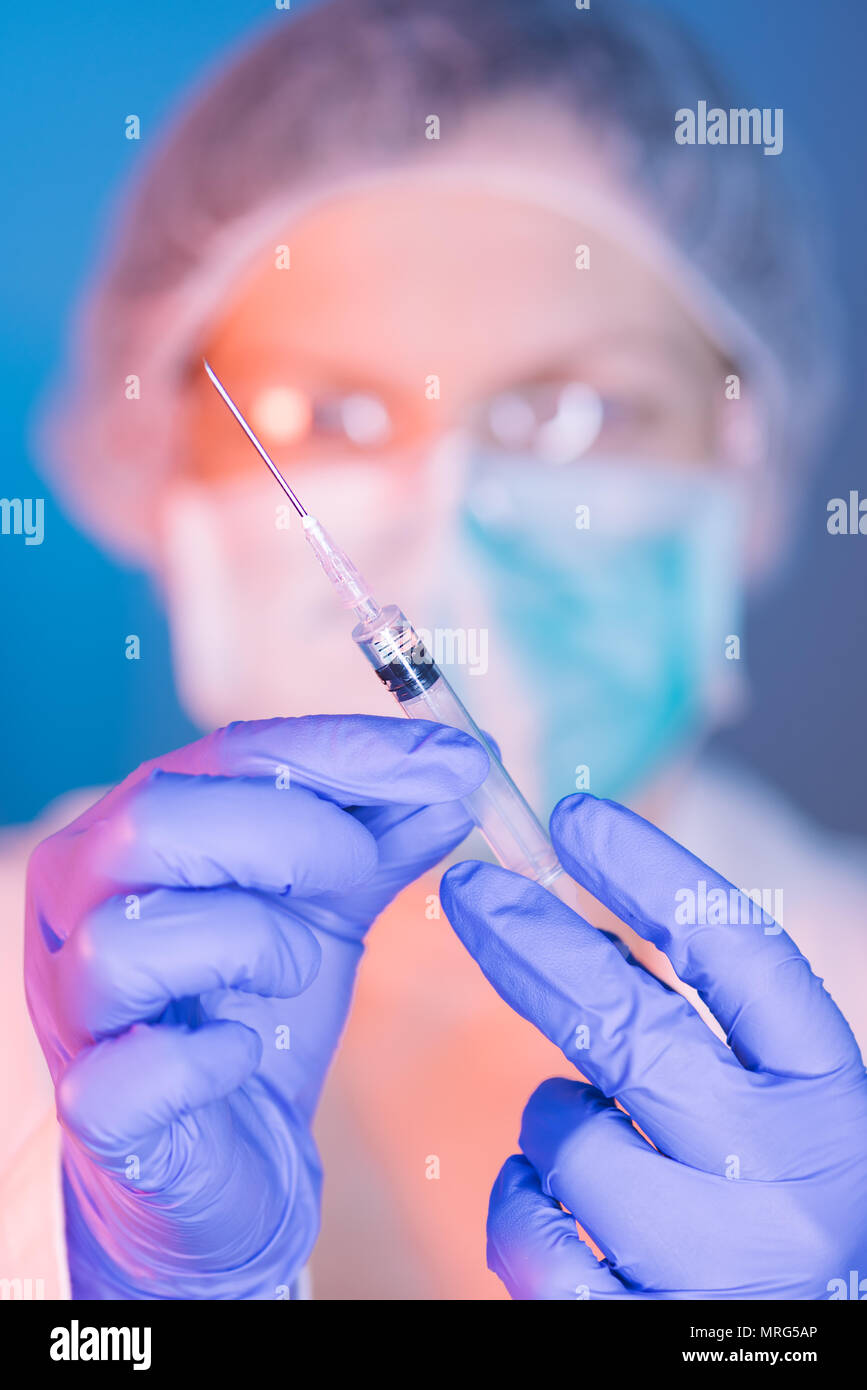 La vaccinazione MMR concetto con medico e la siringa in ospedale Foto Stock