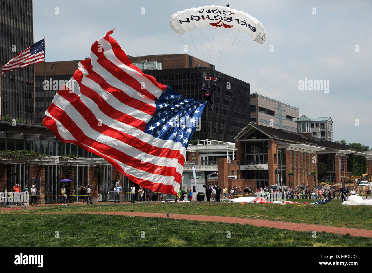 Skydivers portando bandiere statunitensi in paracadute Independence Mall Giugno 14 durante le strisce e le stelle Festival che celebra l'U.S. Esercito 242compleanno presso Independence Hall di Filadelfia. Foto Stock