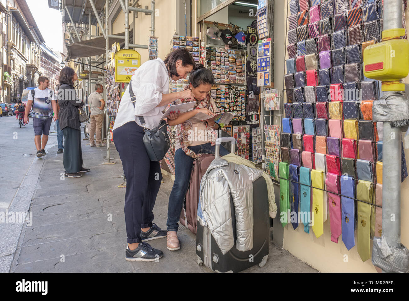 I turisti controllo guida della città mappa, Europa; Firenze; Italia; Toscana Foto Stock