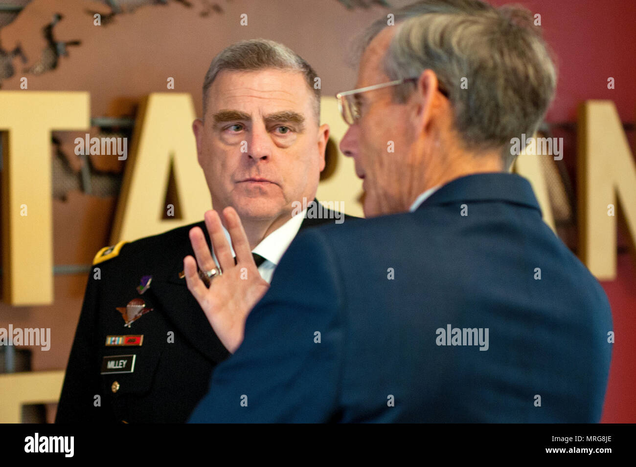 Stati Uniti Capo di Stato Maggiore dell Esercito gen. Mark A. Milley parla con Acting-Army Segretario, onorevole Robert M. Speer - Esercito 242Torta di compleanno cerimonia del taglio Foto Stock