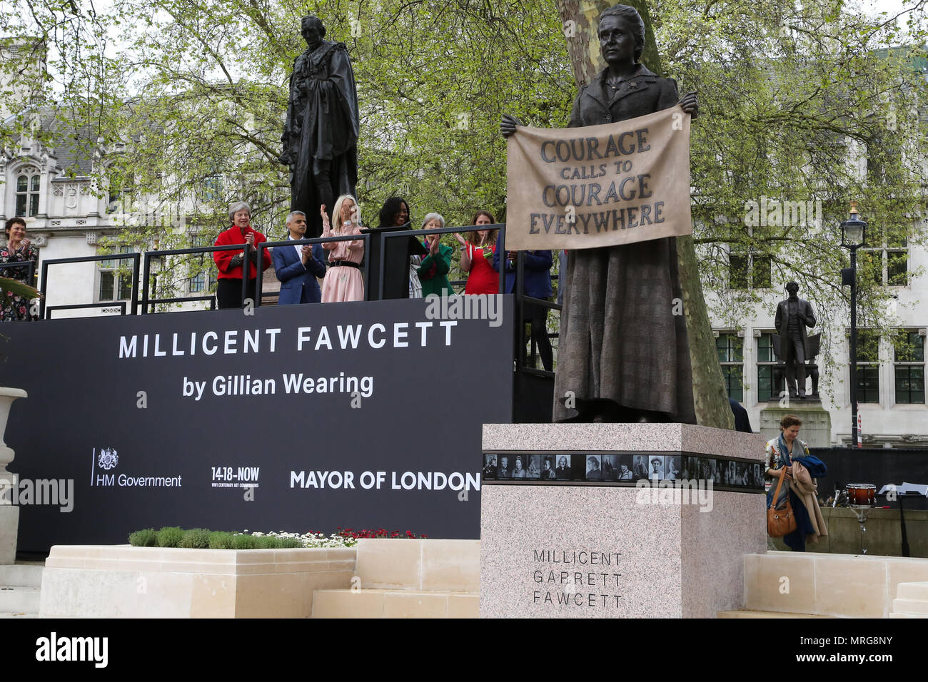 La statua del leader suffragist Millicent Fawcet è svelato in piazza del Parlamento. Questa è la prima volta il monumento di una donna progettato da Turner Prize-winning artista Gillian indossando OBE a stare all'interno della piazza. Il sindaco di Londra, Sadiq Khan al fianco di diruttori Caroline Criado-Perez e artista Gillian indossando assiste lo scoprimento. Dotato di: Sadiq Khan, Theresa Maggio, Caroline Criado-Perez dove: Londra, Regno Unito quando: 24 Apr 2018 Credit: Dinendra Haria/WENN Foto Stock