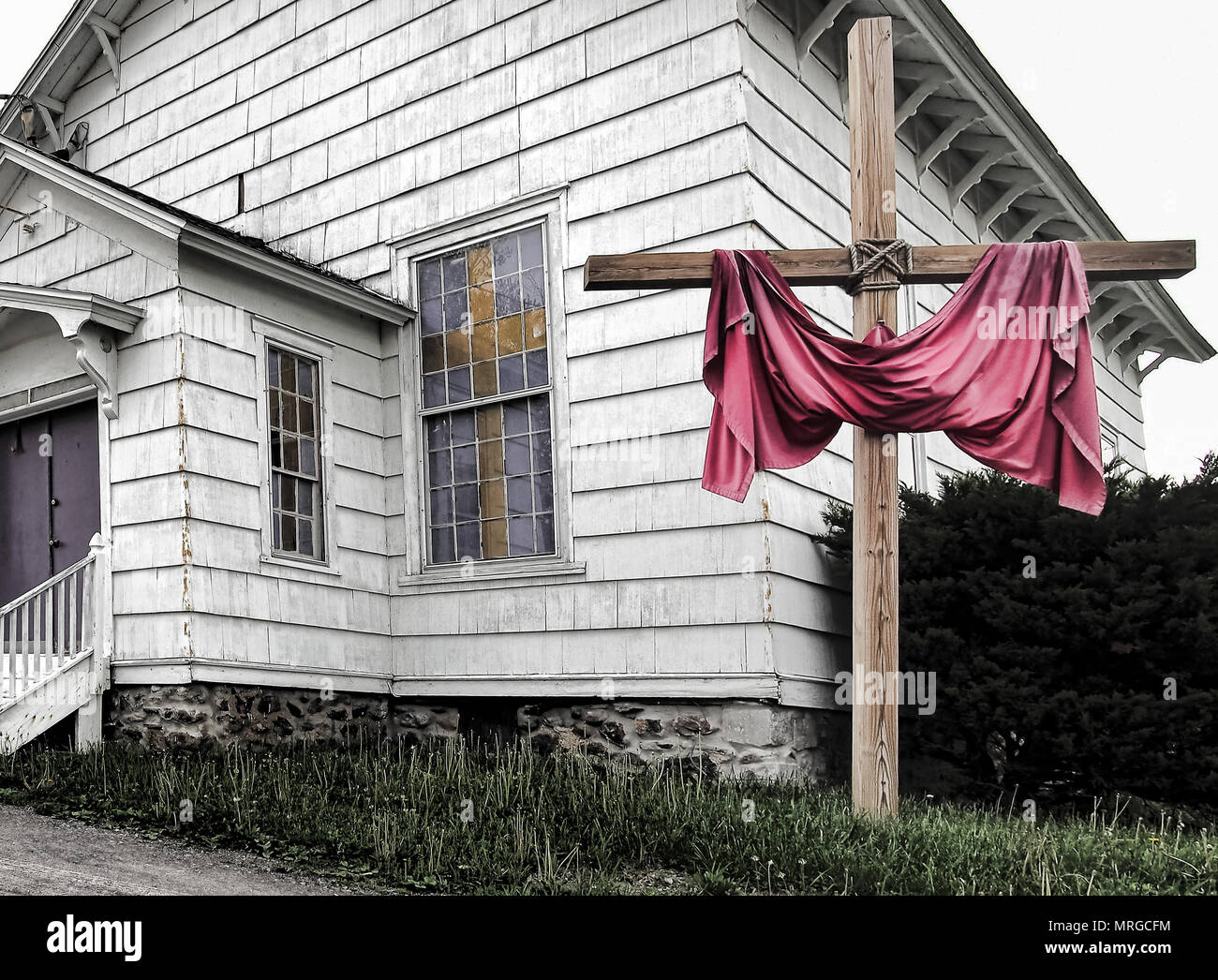 Crocifisso protetto in una piccola chiesa di campagna Foto Stock