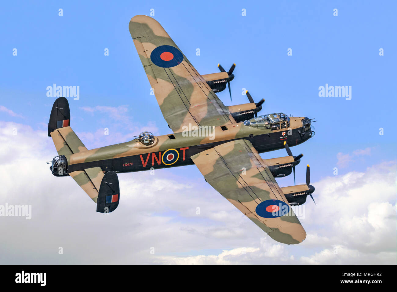 Il Royal Air Force Battle of Britain Memorial di volo 1945 Avro Lancaster B.1 PA474 'città di Lincoln', dipinta come VN-T "Leader". Foto Stock