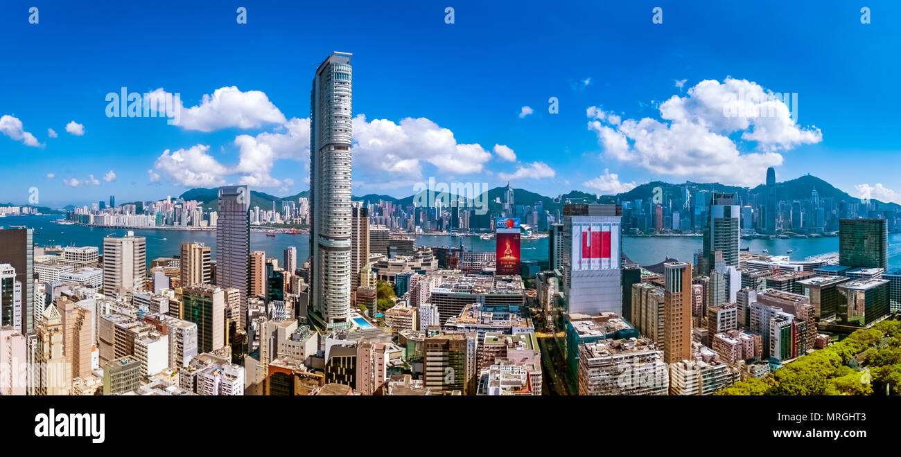 Kowloon, Hong Kong - 26 Maggio 2018 : città vista della penisola di Kowloon e l'isola di Hong Kong in un pomeriggio caldo Foto Stock