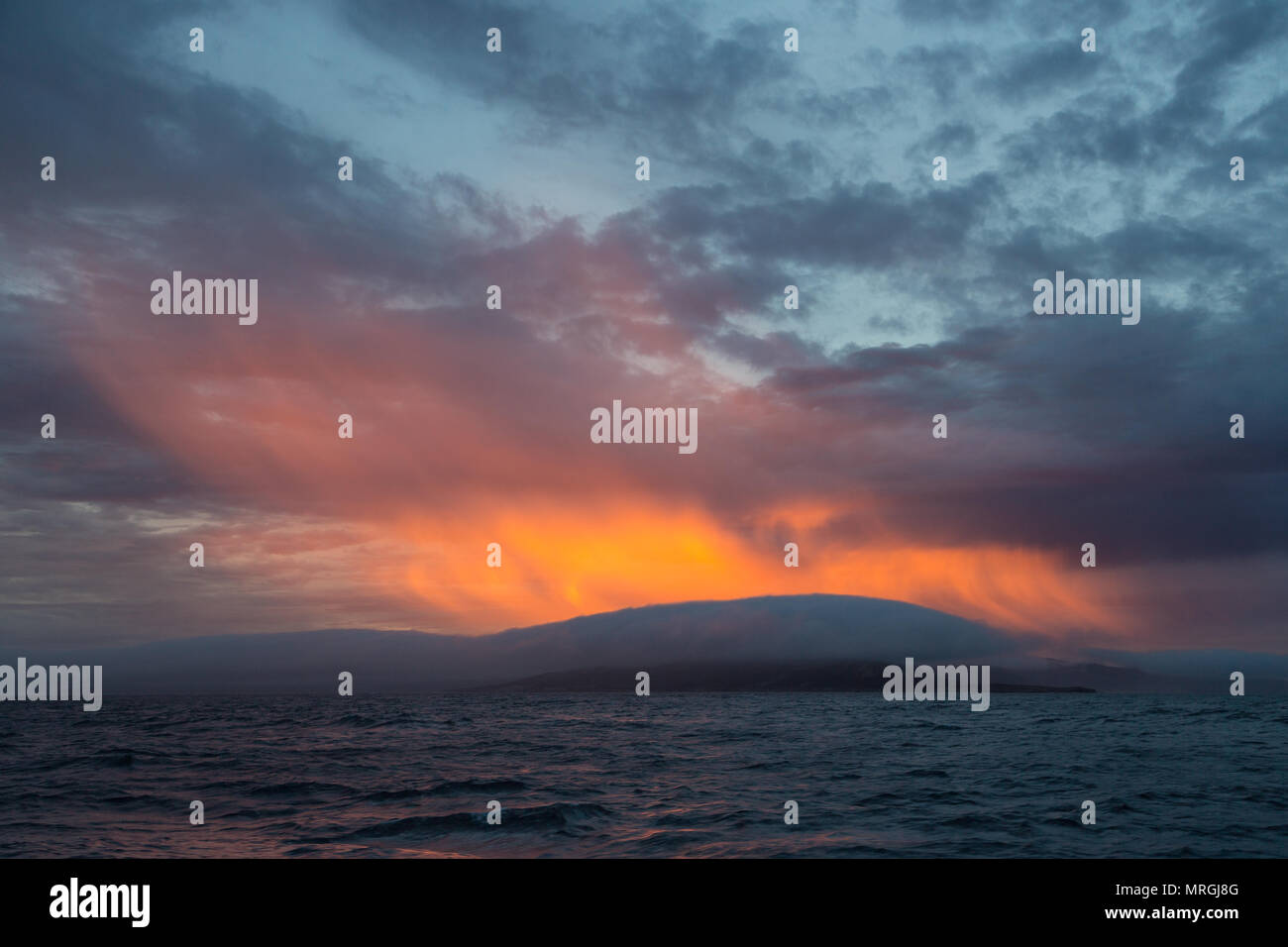 Un Rising Sun si illumina le nuvole che sembrano quasi come una fauna selvatica su isola di Santa Rosa in California il Parco Nazionale delle Channel Islands. Foto Stock