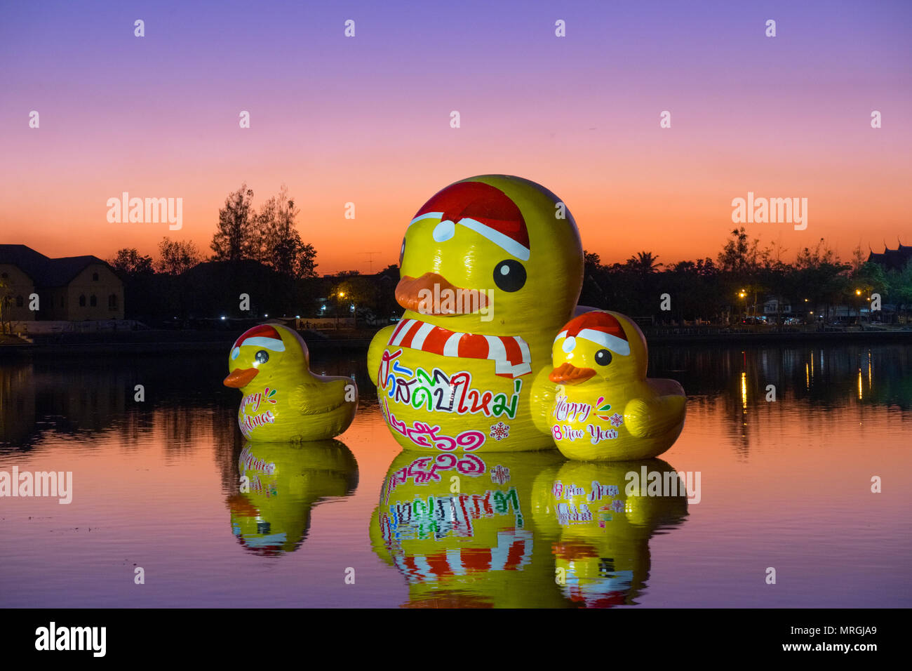 Giant rubber duck galleggiante nel lago Nongharn in Udonthani provinve, Thailandia Foto Stock