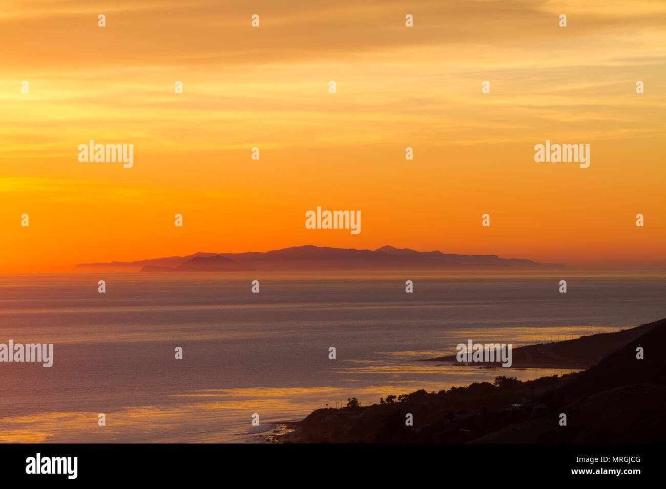 Anacapa e Santa Cruz isola nel Parco Nazionale delle Channel Islands creare un impressionante silhouette in questa vista sull'Oceano Pacifico da Malibu, Califo Foto Stock