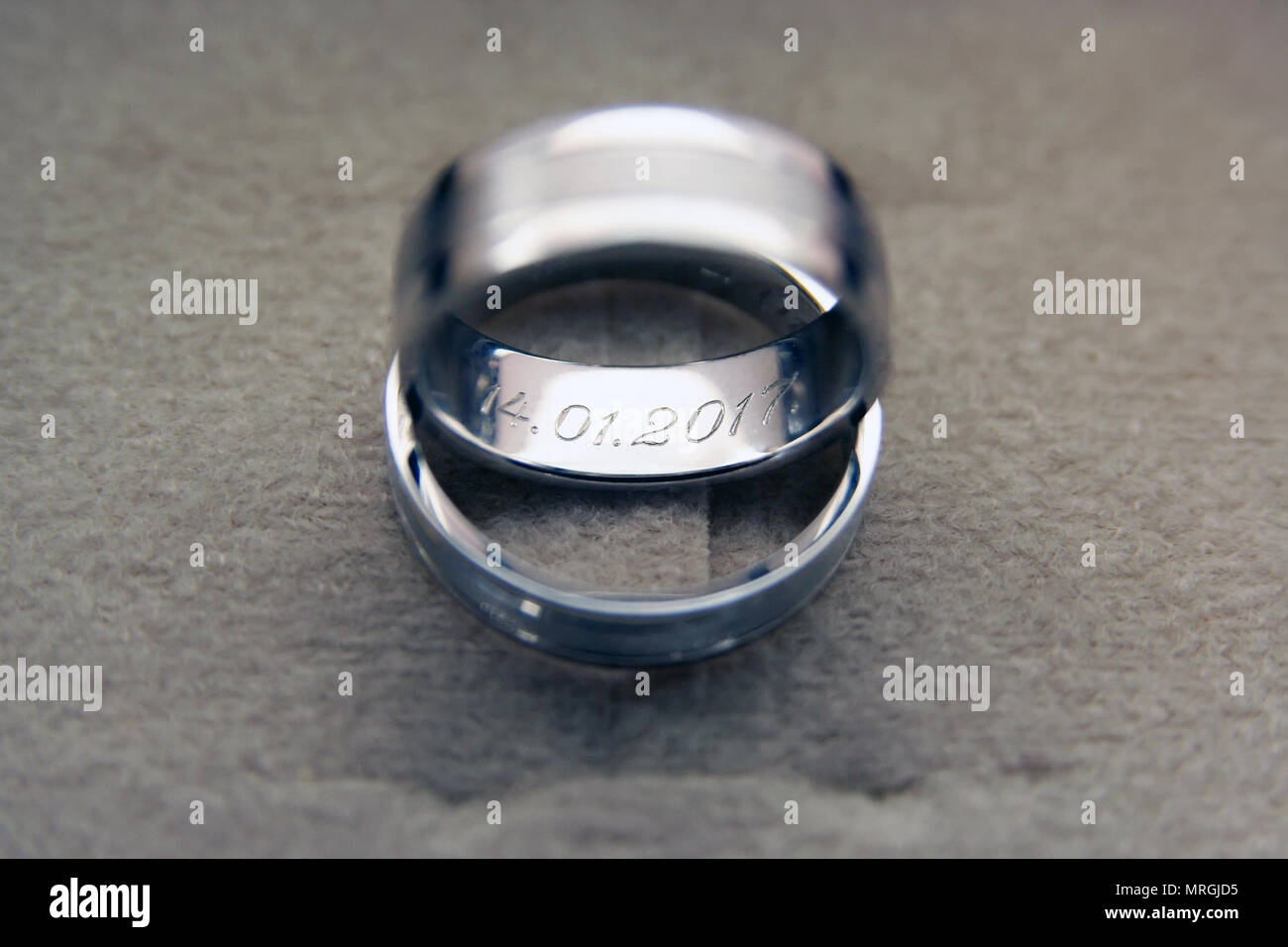 Gli anelli di nozze con una data su di esso. Gli anelli di nozze su un  libro Foto stock - Alamy
