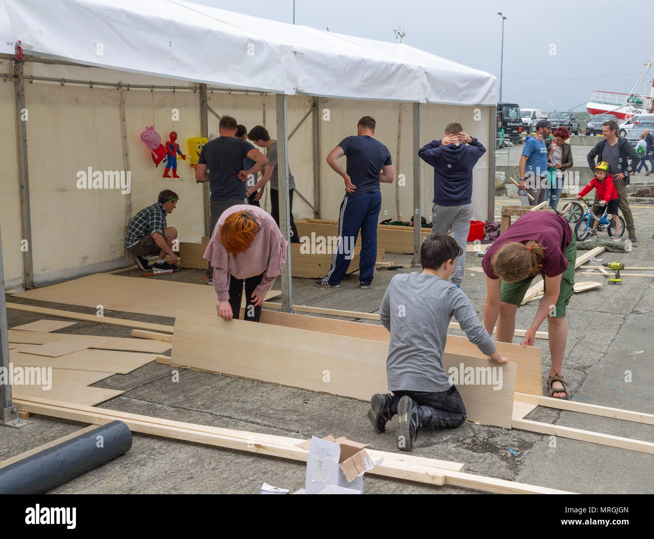 I concorrenti che partecipano a costruire una barca in un giorno la concorrenza a un festival in barca. Foto Stock