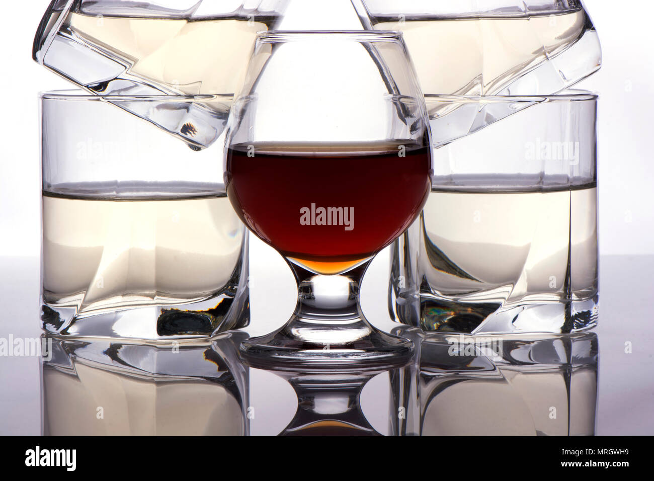 Bicchieri stand il whisky e il cognac vicino. riflessione in vetro Foto Stock