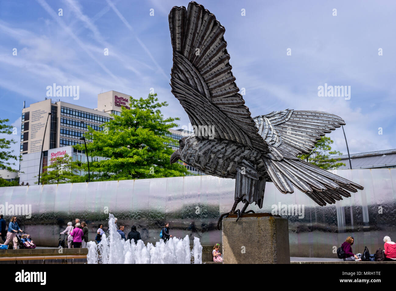 Statua di acciaio del falco pellegrino prese al di fuori di Sheffield stazione ferroviaria in Sheffield, Yorkshire, Regno Unito il 18 maggio 2018 Foto Stock