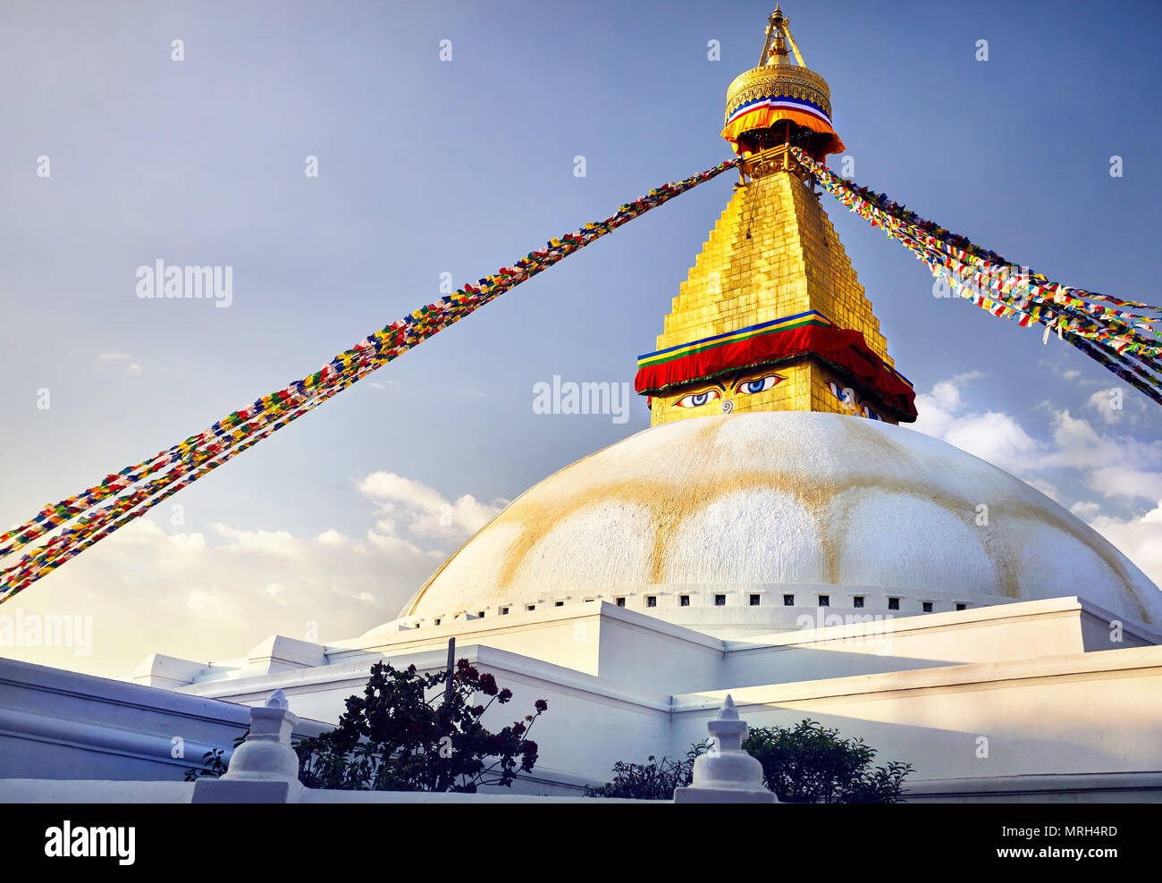 Bodnath grande stupa buddisti con la preghiera le bandiere di Kathmandu Foto Stock