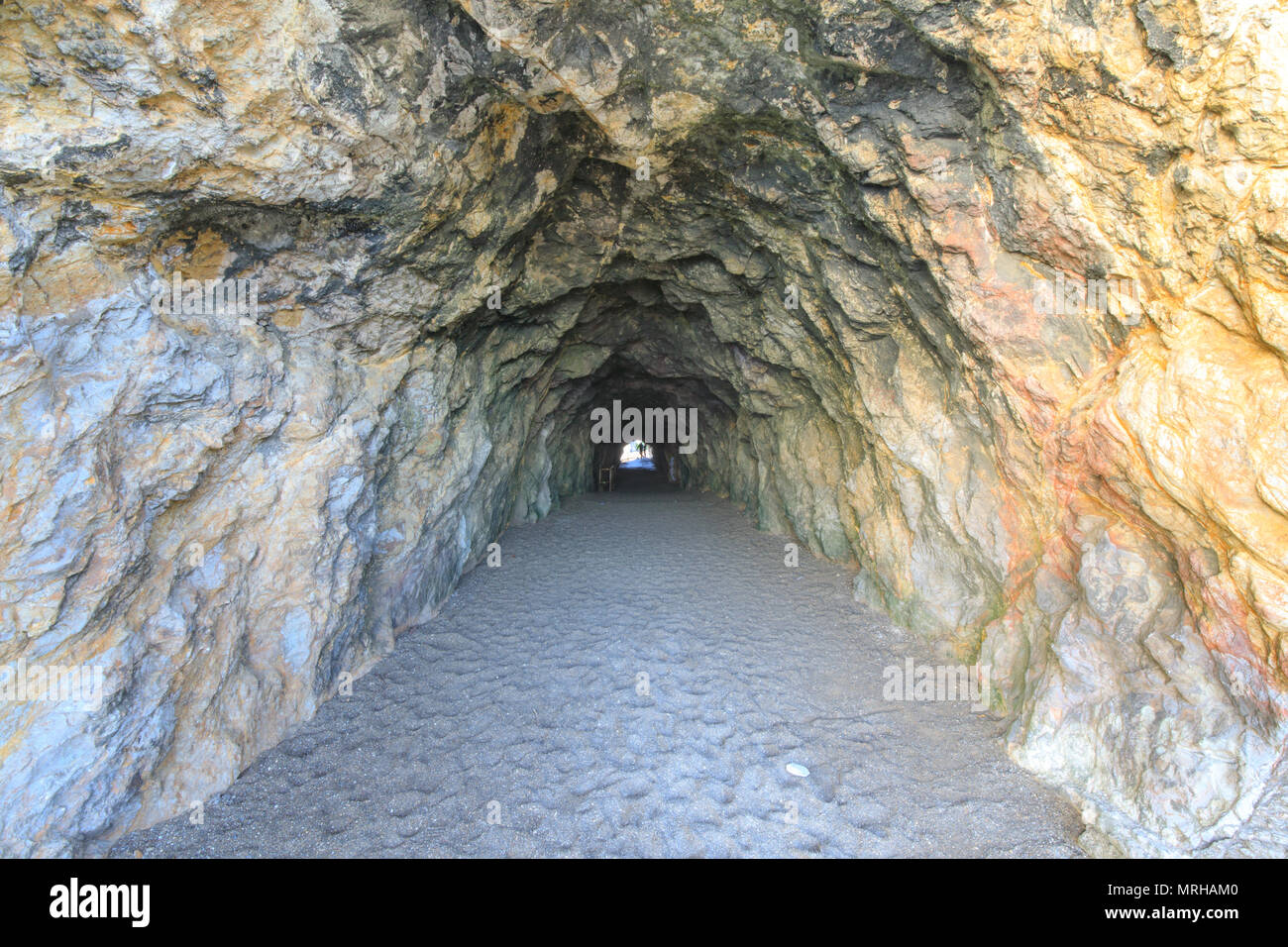 Attraverso il tunnel a Sutro bagni. Foto Stock