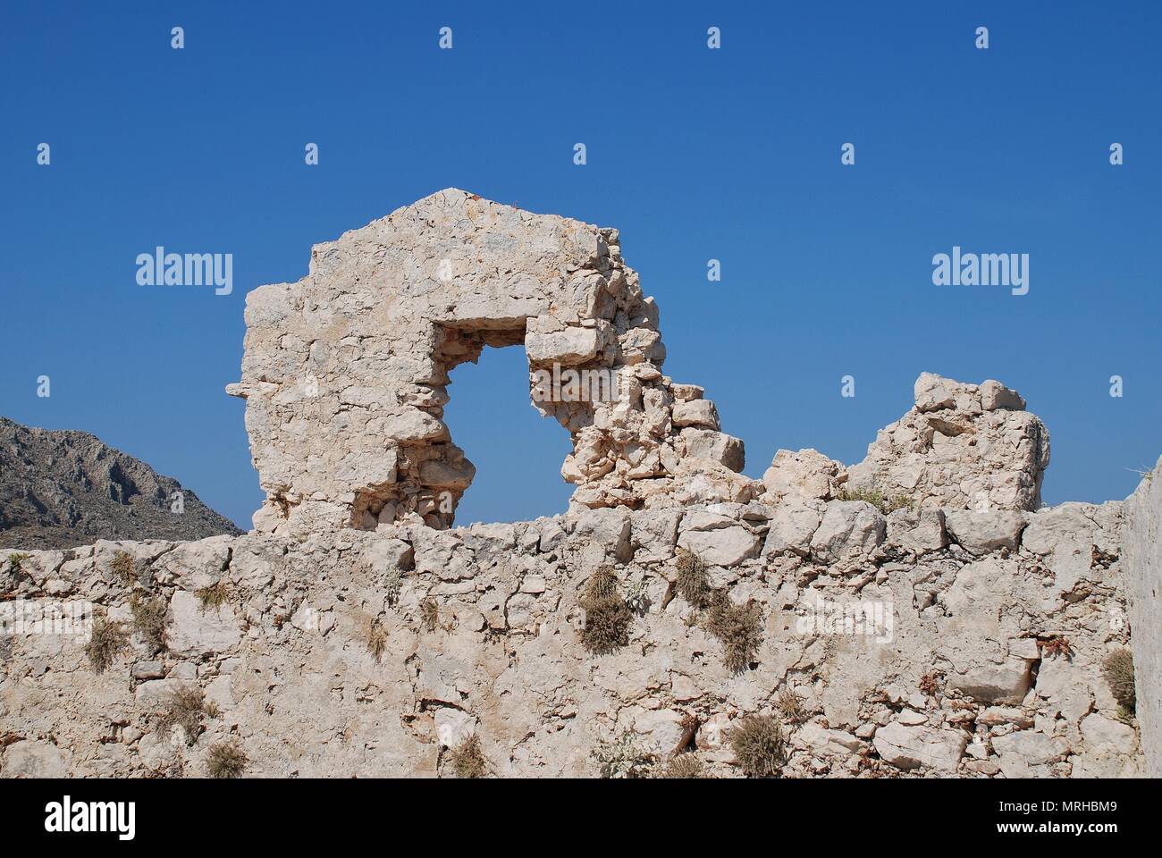 Le rovine del Crociato medievale castello dei cavalieri sull'isola greca di Halki. Foto Stock