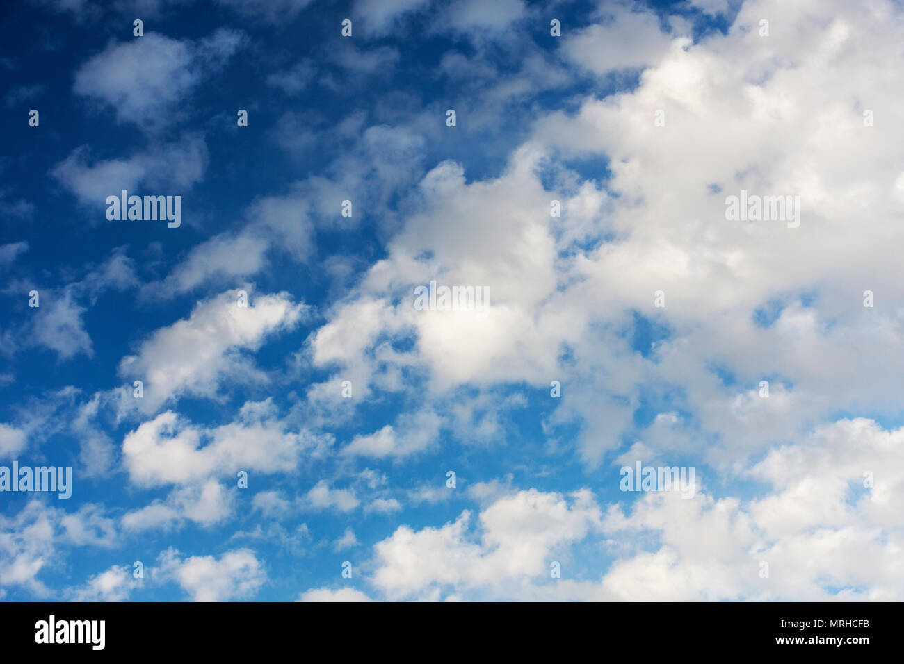 Blue sky. Giornata di sole. Nuvole. Foto Stock