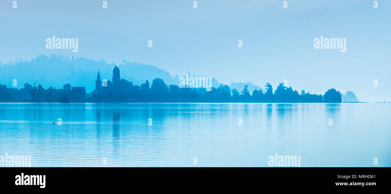 L'affascinante villaggio di Busskirch (Kirchdorf), Rapperswil-Jona, Sankt Gallen, Svizzera. Situato in un idilliaco lago riva del Obersee (superiore Foto Stock