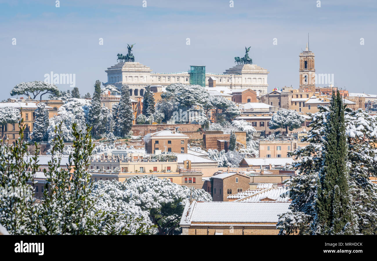 Neve a Roma nel febbraio 2018, Vista panoramica dal giardino di aranci (Giardino degli Aranci) sul colle Aventino. Foto Stock