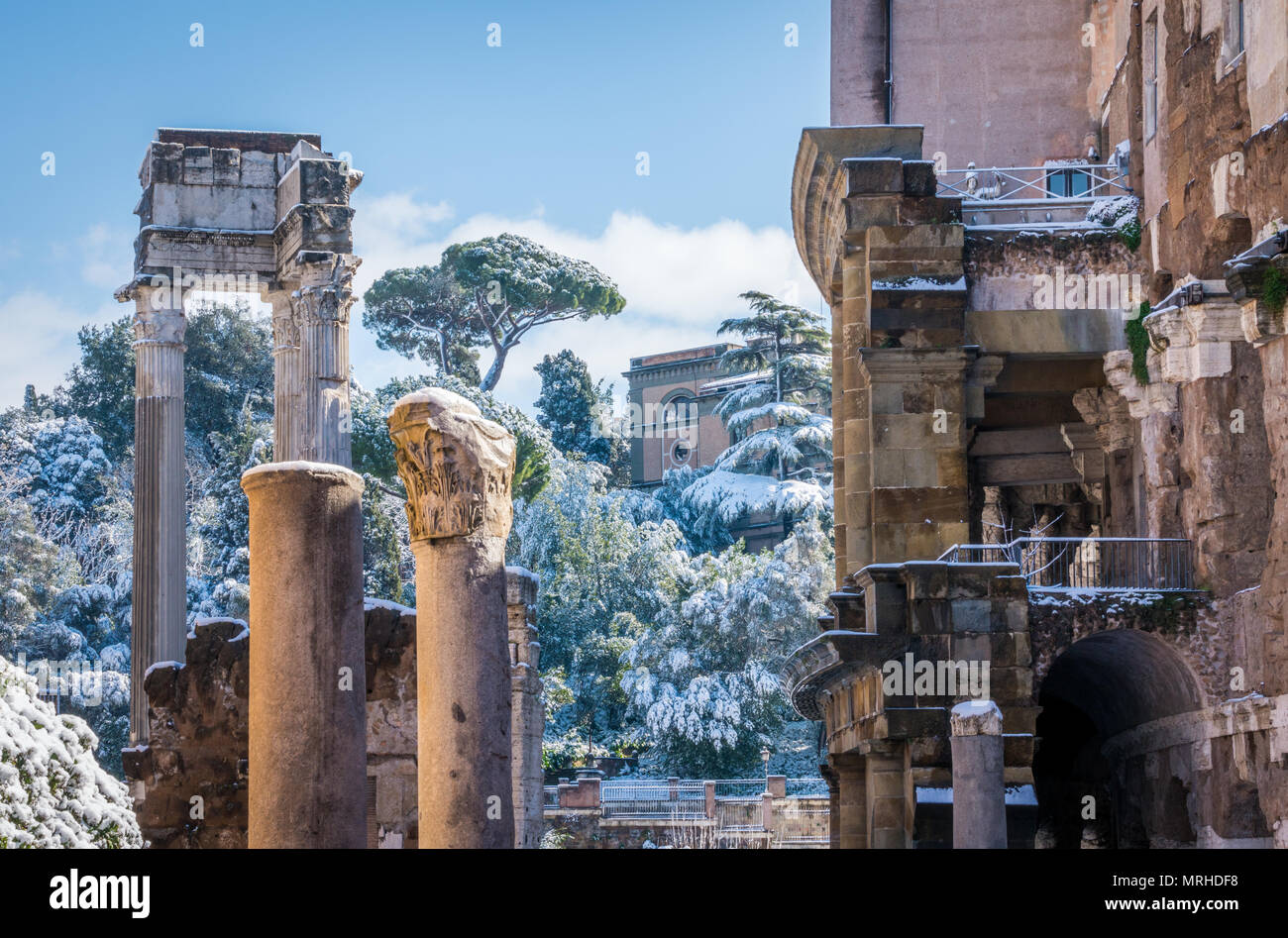 Neve a Roma nel febbraio 2018, una pittoresca vista vicino al Teatro di Marcello. Foto Stock