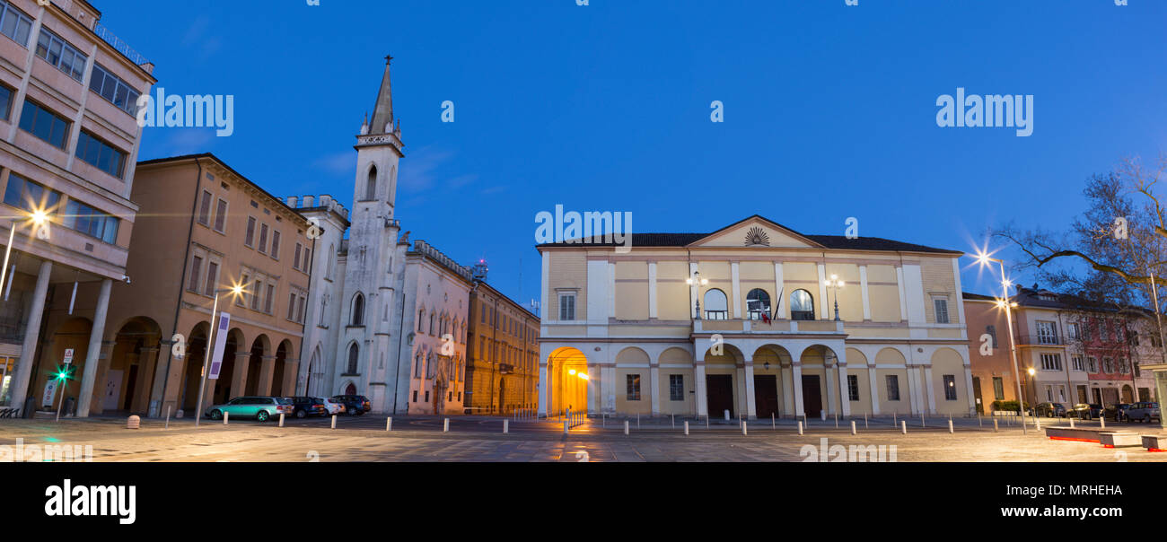 Reggio Emilia - Piazza della Vittoria, Teather Ariosto e Galleria Parmeggiani al crepuscolo. Foto Stock