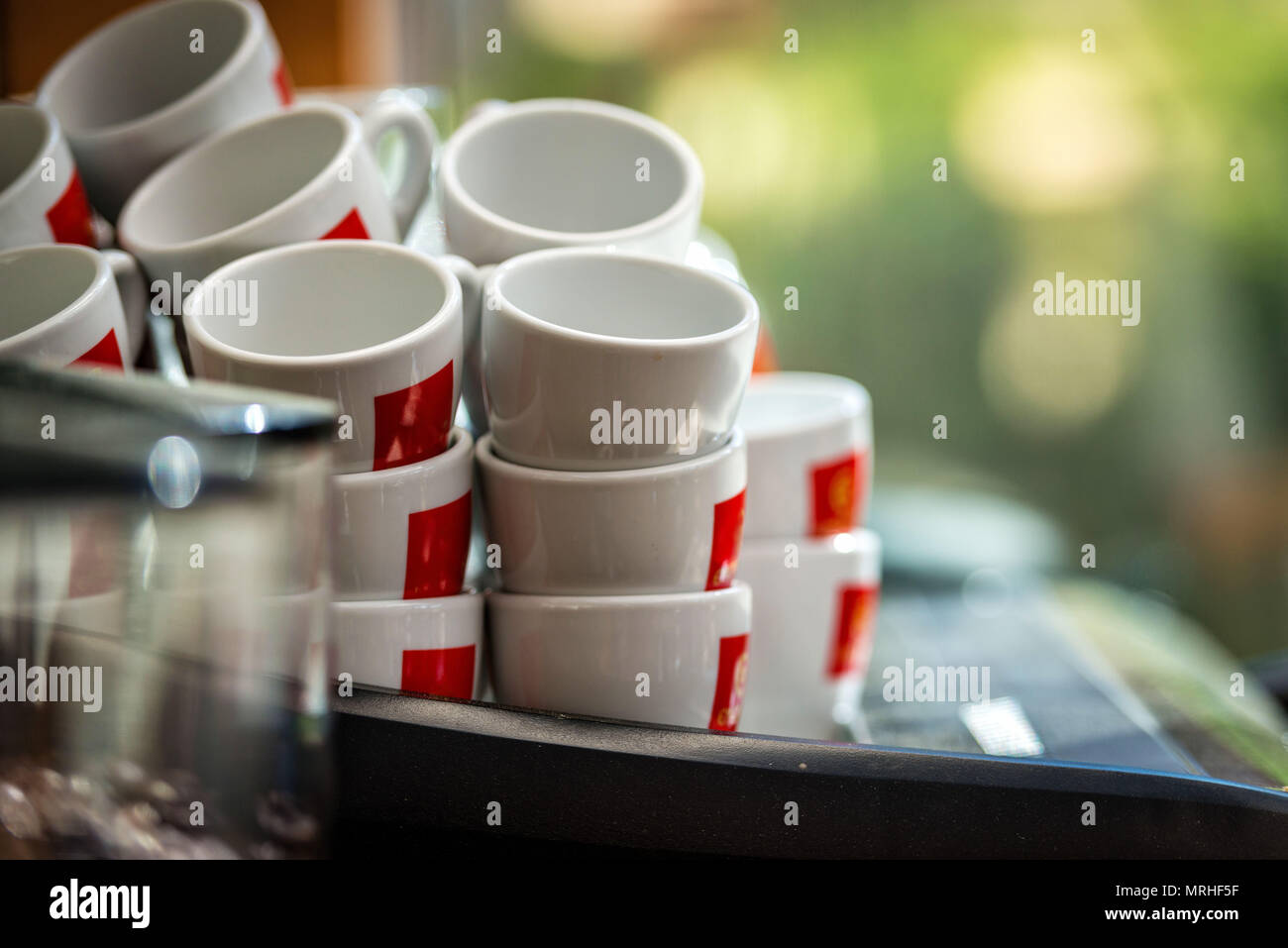 Le pile di tazze da caffè sulla macchina da caffè Foto Stock