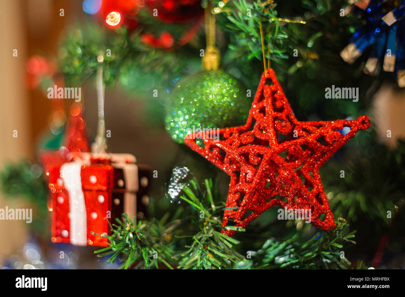Decorazione di Natale sulla fir, stella rossa appesa come decorazione su fir, vacanze sono venuta, Natale e Anno Nuovo Foto Stock
