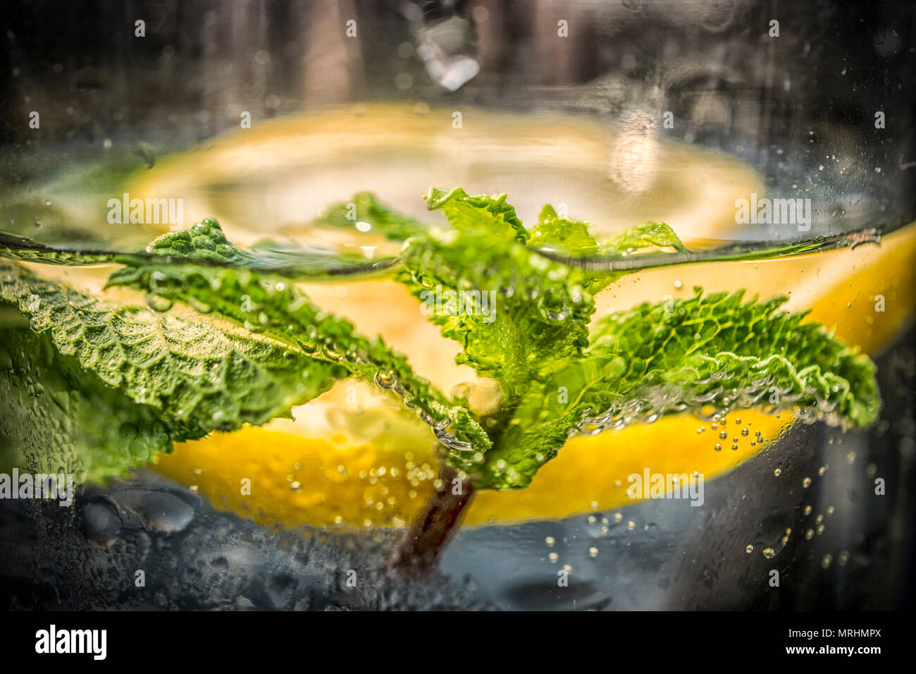 Acqua minerale con limone e menta Foto Stock