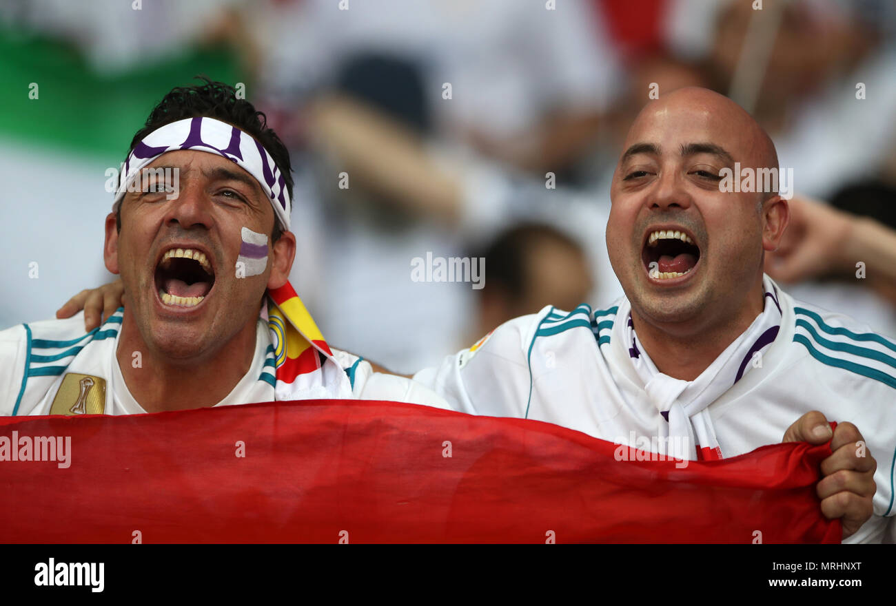 Real Madrid tifosi sulle tribune prima per la finale di UEFA Champions League alla NSK Olimpiyskiy Stadium, Kiev. Foto Stock