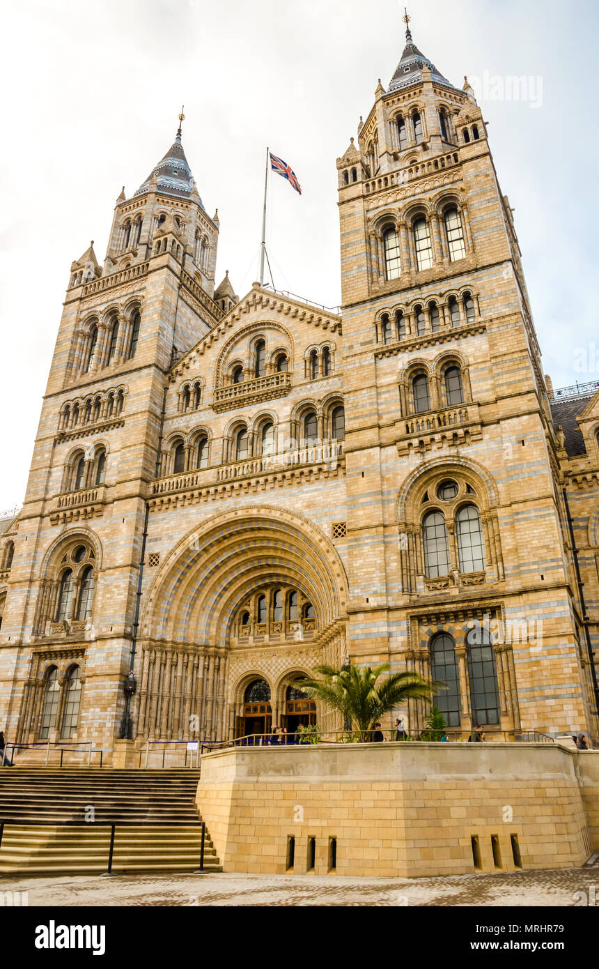 Museo di Storia Naturale progettato da Alfred Waterhouse, istituito nel 1881, si trova nel quartiere di South Kensington, Londra, Regno Unito. Foto Stock