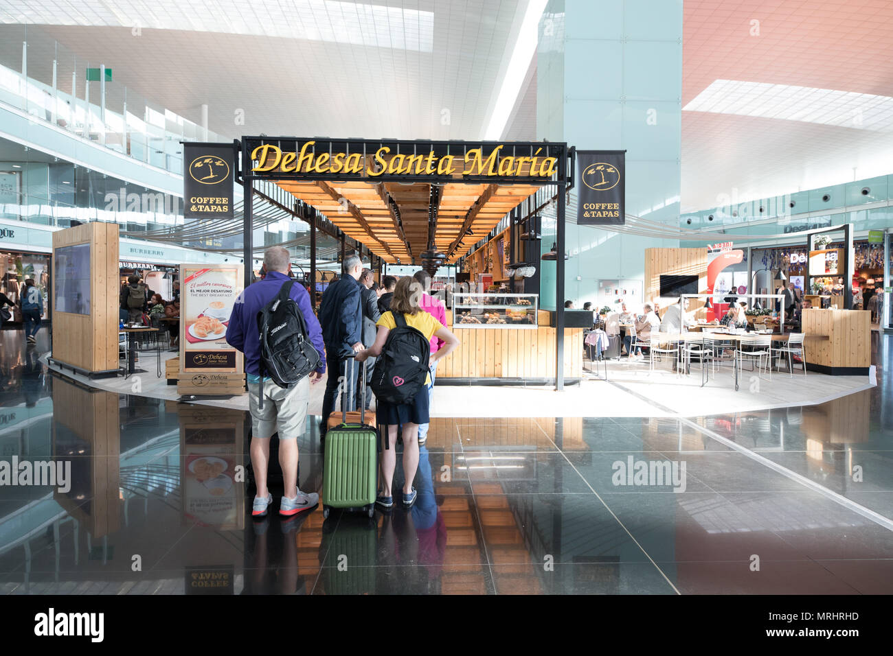 Aeroporto di Barcellona Spagna le persone in un ristorante hanno un pranzo veloce Foto Stock