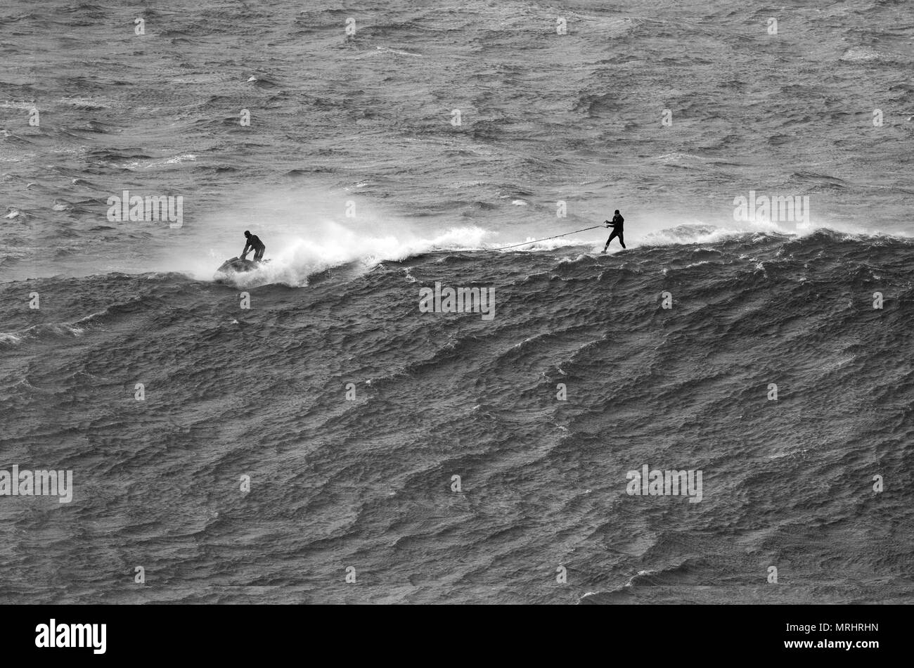 Big wave surfer di traino Foto Stock