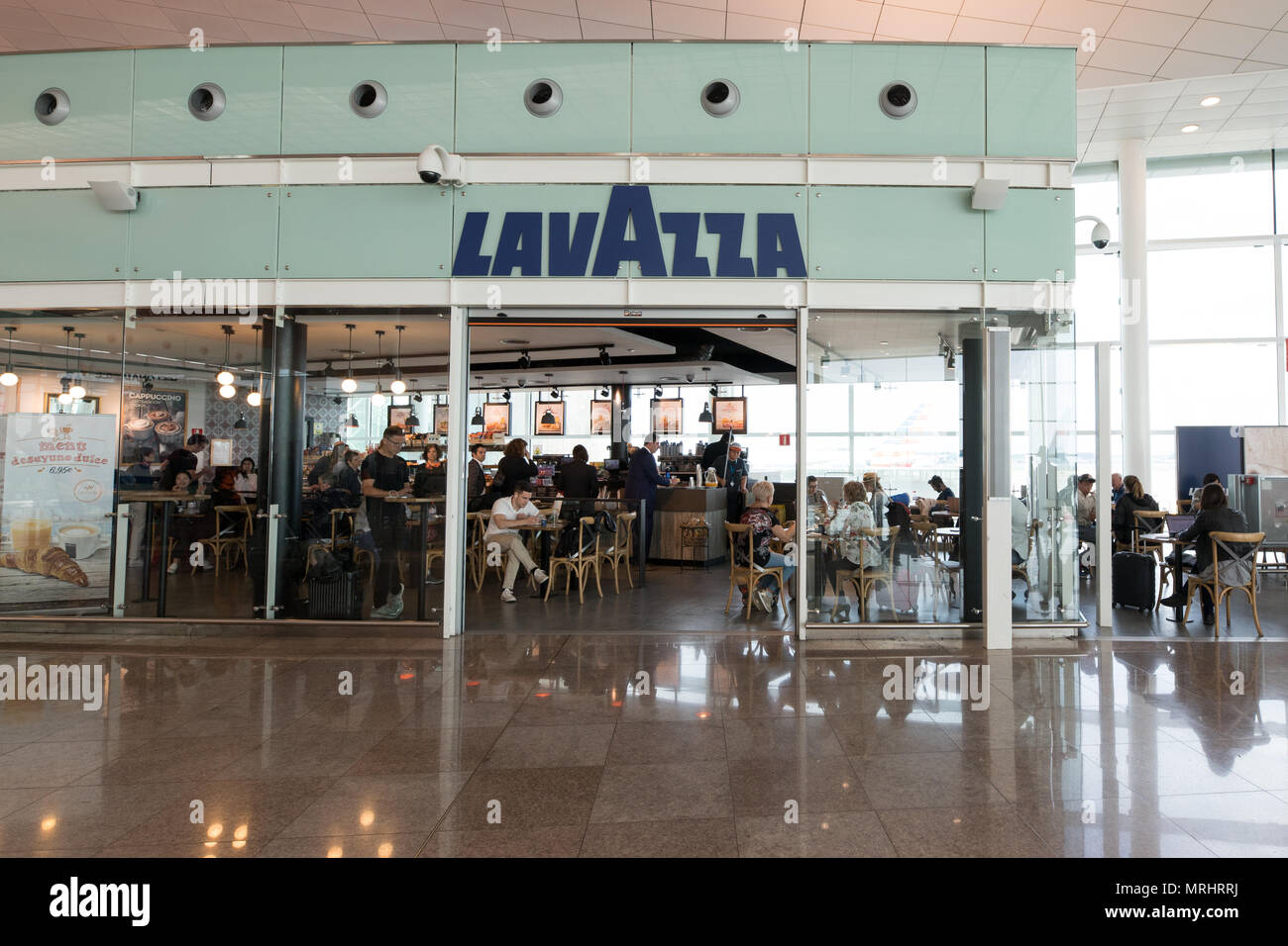 Aeroporto di Barcellona Spagna le persone in un ristorante LAVAZZA hanno un pranzo veloce Foto Stock