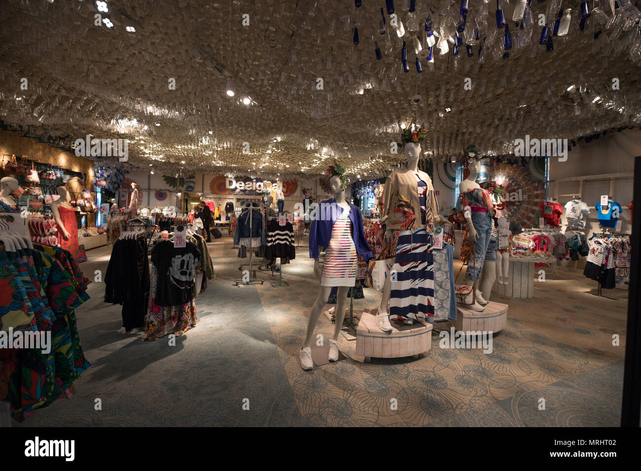 Desigual shopping immagini e fotografie stock ad alta risoluzione - Alamy