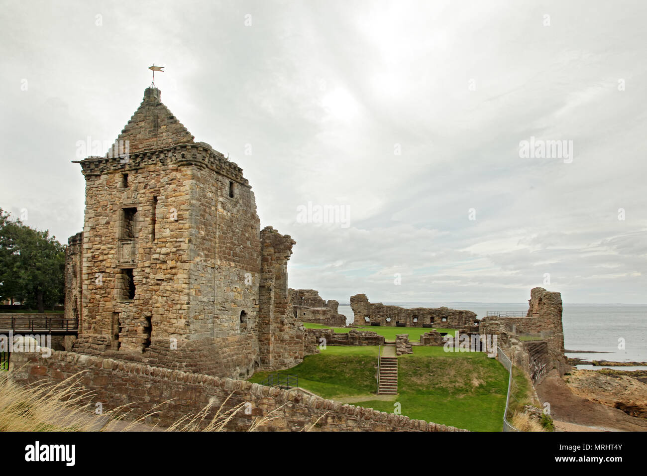 St Andrews le rovine del castello di pietra miliare medievale. Fife, Scozia Foto Stock