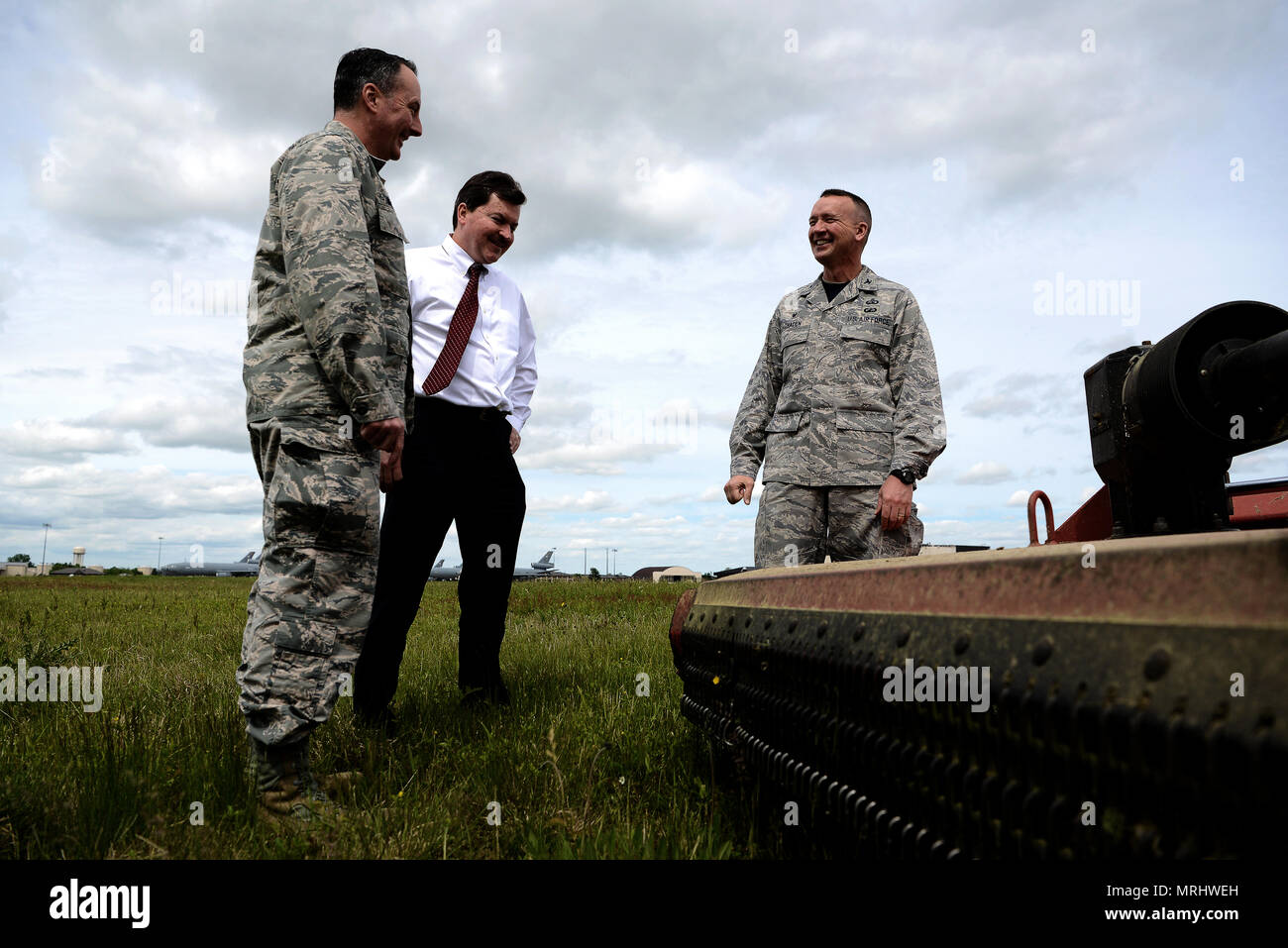 Col. Frederick Thaden, Base comuneGuire-Dix Mc-Lakehurst commander e 87th Air Base Wing Commander, Col. Gregorio McClure, 87th ingegnere civile gruppo commander e Christopher Archer, JB MDL ingegnere civile vice, ammirare i progressi di un multi-agenzia di gestione della vegetazione progetto sulla linea di volo a JB MDL, N.J., 12 maggio 2017. La migliore linea di volo di manutenzione è di importanza cruciale per la base comune per sostenere la sua rapida mobilità globale a sostegno del Comune di sforzi di combattimento. (U.S. Air Force foto di Tech. Sgt. Austin Knox) Foto Stock