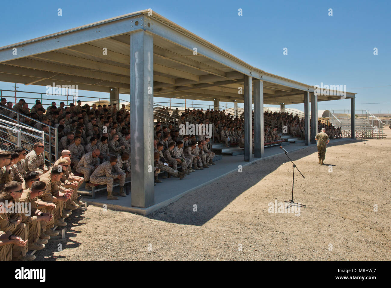 Stati Uniti Marine Corps gen. Glenn M. Walters, 34th assistant comandante del Marine Corps, parla di Marines partecipando in formazione di predistribuzione a Marine Corps base 29 palme, California, 18 maggio 2017. Walters ha parlato ai marines circa presenti e future missioni, le iniziative e i piani per il Marine Corps. (U.S. Marine Corps photo by Lance Cpl. Hailey D. argilla) Foto Stock