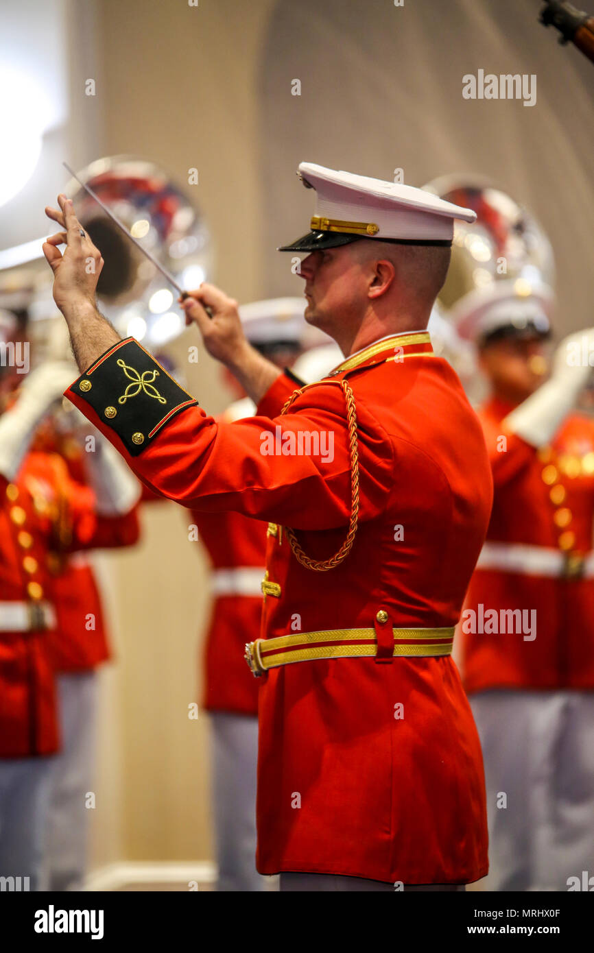 Il capitano James D. Foley, delegato, "il comandante della propria" degli USA Marine Drum & Bugle Corps conduce nel corso di una cerimonia al coperto a Marino nelle caserme di Washington D.C., Giugno 16, 2017.l ospite d onore per la cerimonia è stata GySgt. Forest Spencer, ret., e l'hosting ufficiale è stato Lt. Gen. Ronald Bailey, vice comandante, piani, politiche e operazioni. (Ufficiale DEGLI STATI UNITI Marine Corps photo by Lance Cpl. Damon Mclean/rilasciato) Foto Stock