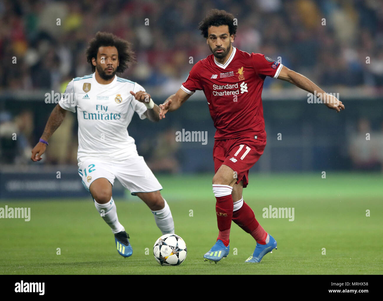 Liverpool è Mohamed Salah (a destra) e del Real Madrid in Junior Marcelo battaglia per la sfera durante la finale di UEFA Champions League alla NSK Olimpiyskiy Stadium, Kiev. Foto Stock