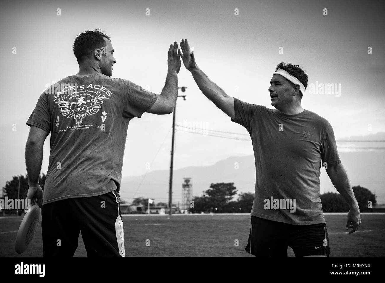 Soldati e Airman da Joint Task Force - Bravo giocare una partita di Ultimate Frisbee sotto la pioggia durante la loro giornata in pista a Soto Cano Air Base, 14 maggio 2017. (U.S. Air National Guard foto di Master Sgt. Scott Thompson/rilasciato) Foto Stock