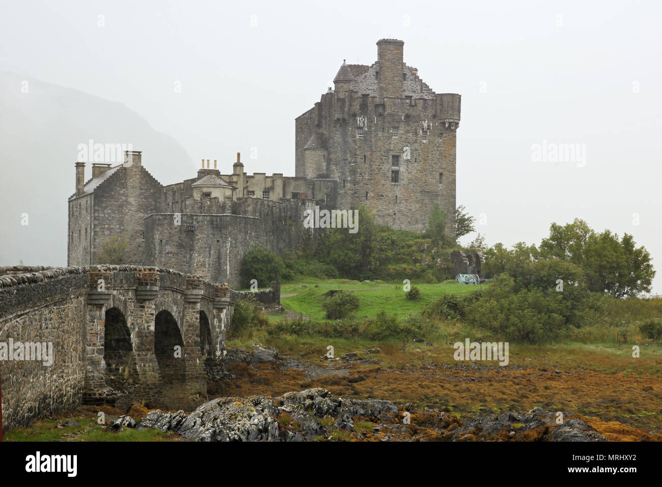 Eilean Donan Castle, il più famoso castello in Scozia. L'Highlander ubicazione Foto Stock