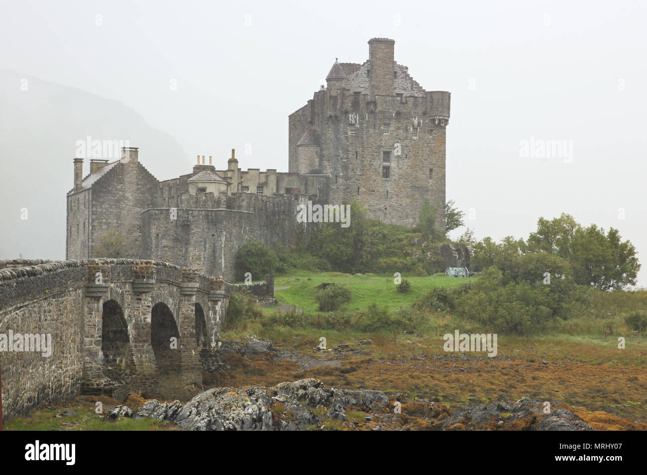 Eilean Donan Castle, il più famoso castello in Scozia. L'Highlander ubicazione Foto Stock