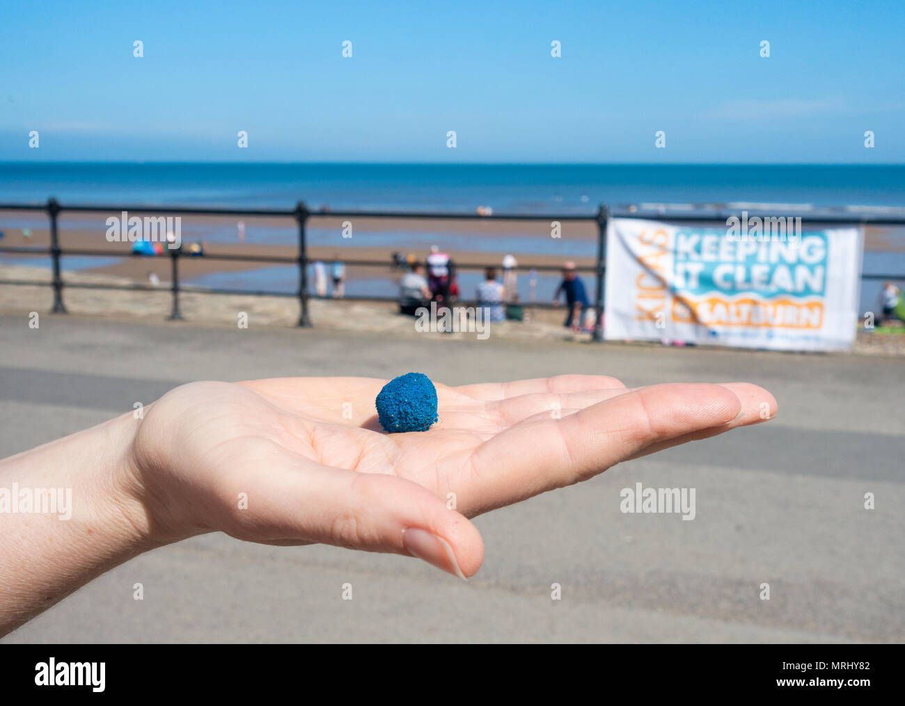 Sfere Taprogge (utilizzato per pulire la stazione di alimentazione tubazioni di raffreddamento) trovato su Saltburn sulla spiaggia di North Yorkshire costa. In Inghilterra. Regno Unito Foto Stock