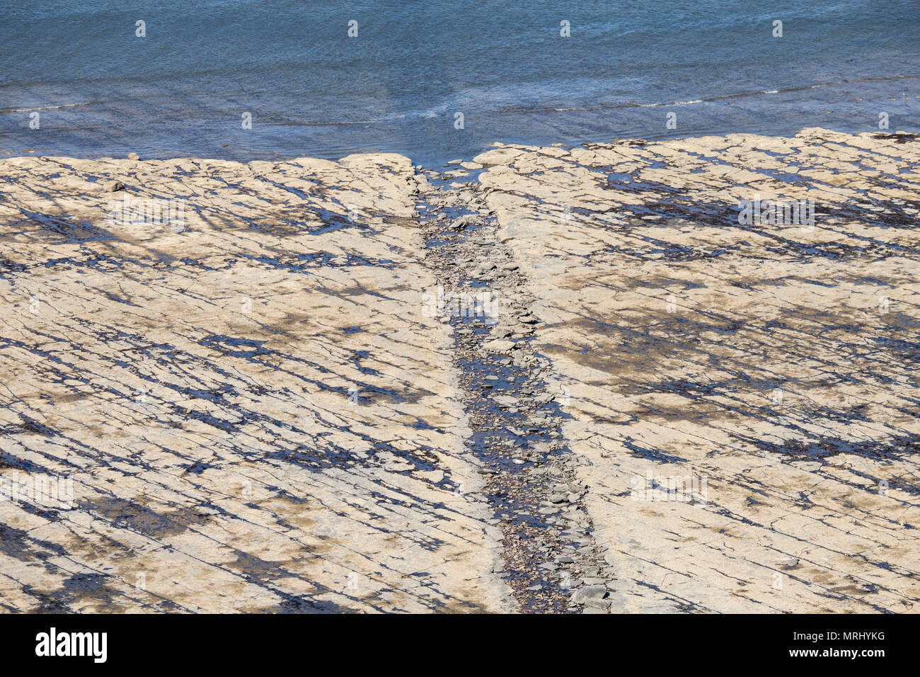 Vista su rocce esposte sulla spiaggia (popolare con i cacciatori di fossili) a bassa marea da scogliere a Saltburn dal mare, North Yorkshire, Inghilterra, Regno Unito Foto Stock
