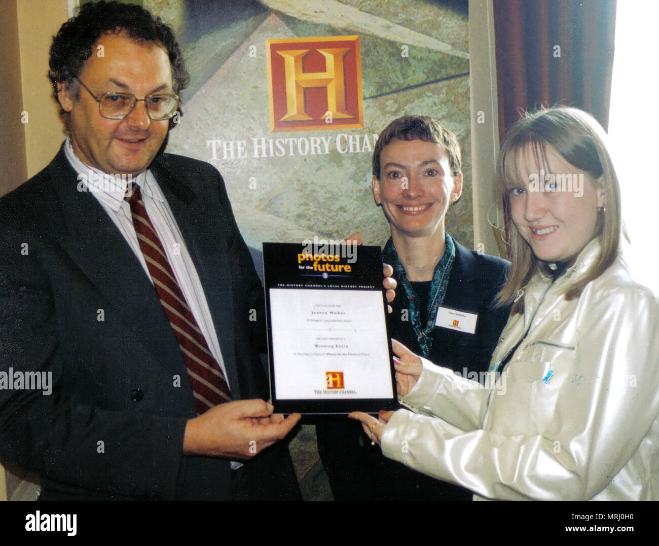 UK History Channel Fotografia premi regionali 2006 - vincitrice Miss J Walker di Whitby, Yorkshire è presentato con il suo certificato da Colin Acque, autore, scrittore e fotografo presso il Royal Hotel, Whitby Foto Stock