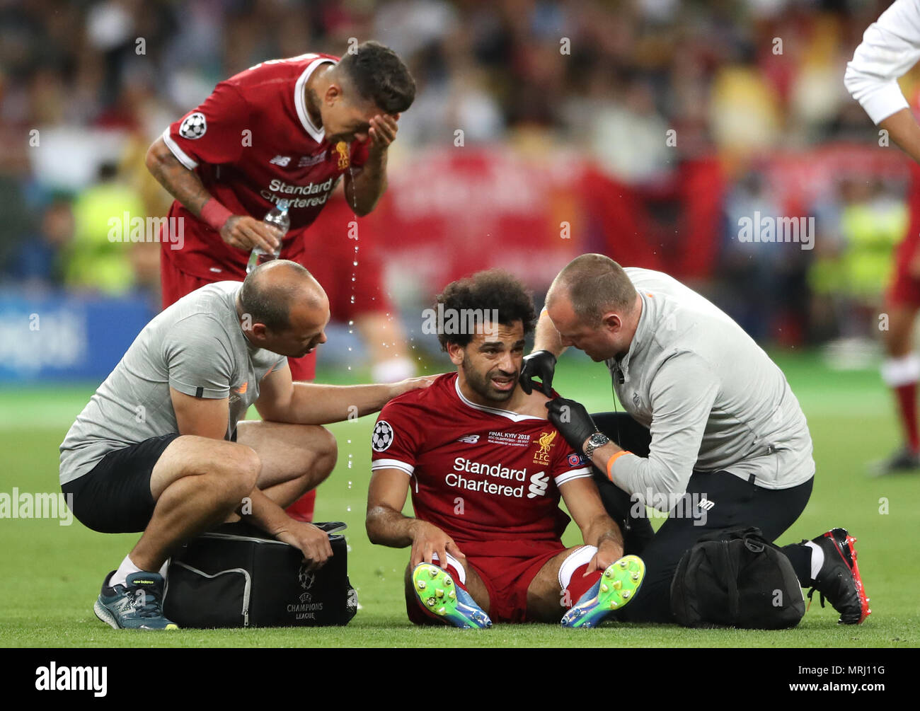 Liverpool è Mohamed Salah reagisce dopo il prelievo di un pregiudizio durante la finale di UEFA Champions League alla NSK Olimpiyskiy Stadium, Kiev. Foto Stock