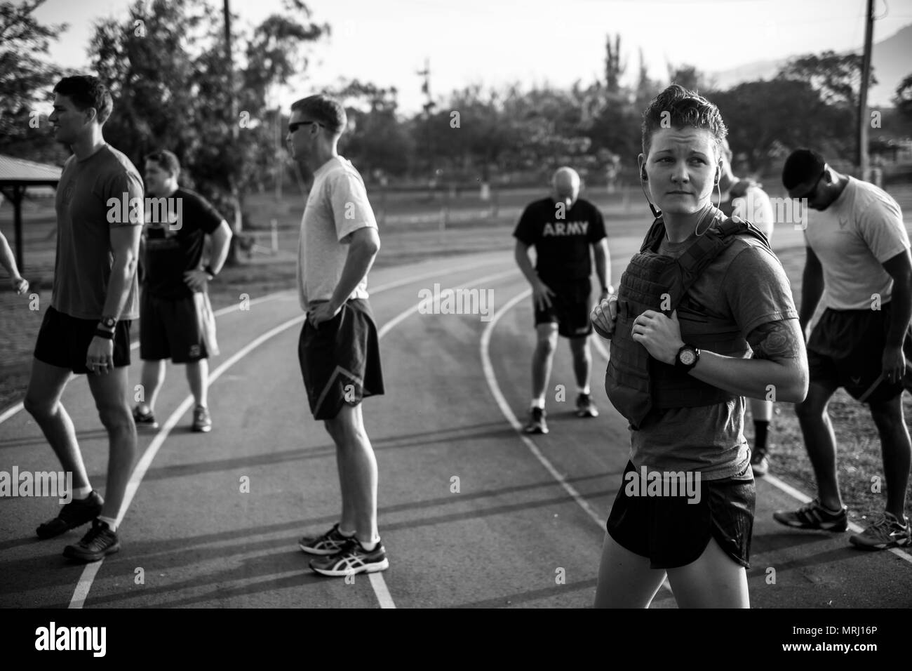 Soldati e Airman da Joint Task Force - Bravo condurre un fitness 'Murph' sfida a Soto Cano Air Base, 25 maggio 2017. (U.S. Air National Guard foto di Master Sgt. Scott Thompson/rilasciato) Foto Stock