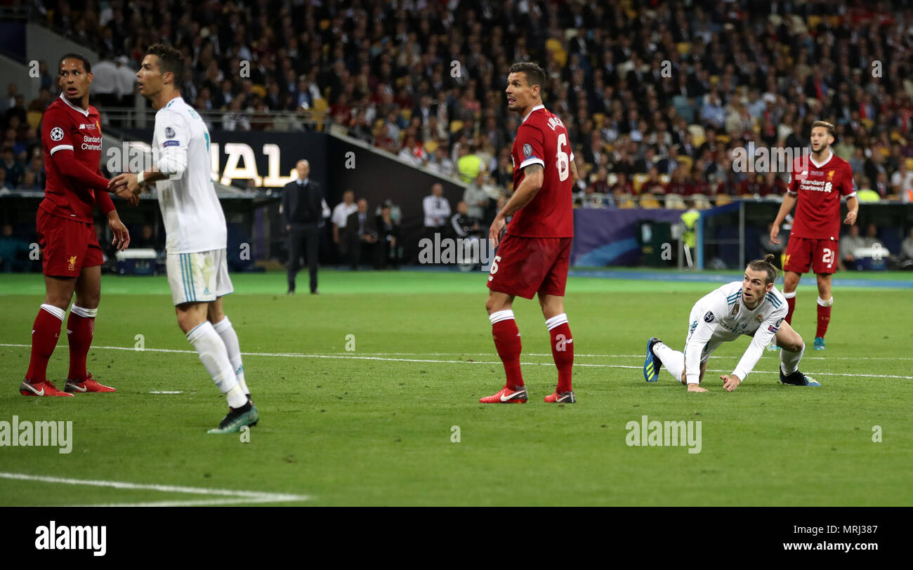 Del Real Madrid in Gareth Bale (seconda a destra) orologi come suo sopra la testa kick andare su per i suoi lati secondo obiettivo durante la finale di UEFA Champions League alla NSK Olimpiyskiy Stadium, Kiev. Foto Stock