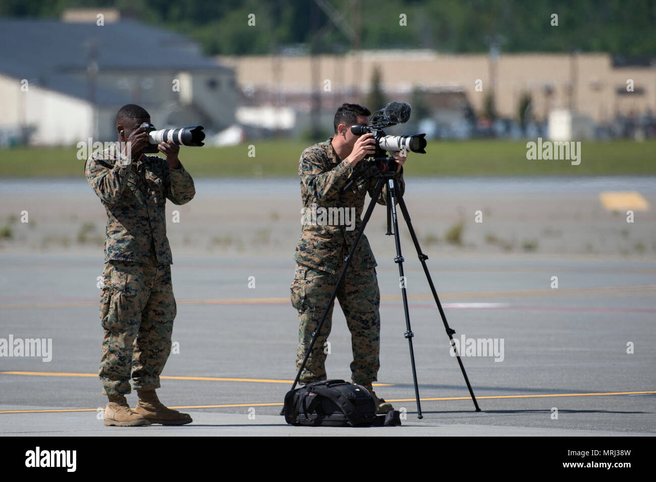 Stati Uniti Marine Corps Lance Cpl. Koby Saunders, sinistra e Sgt. Kowshon Ye, assegnato a 2 aeromobili Marina Wing combattere la fotocamera, documento operazioni di volo durante la bandiera rossa-Alaska 17-2 a base comune Elmendorf-Richardson, Alaska, 16 giugno 2017. RED FLAG-Alaska è una serie di Pacific Air Forces commander-diretto esercizi di addestramento per gli Stati Uniti e le forze internazionali di fornire offensiva congiunta, contatore-aria, interdizione aria vicino il supporto e la grande forza di occupazione in un combattimento simulato l'ambiente. (U.S. Air Force foto/Alejandro Peña) Foto Stock