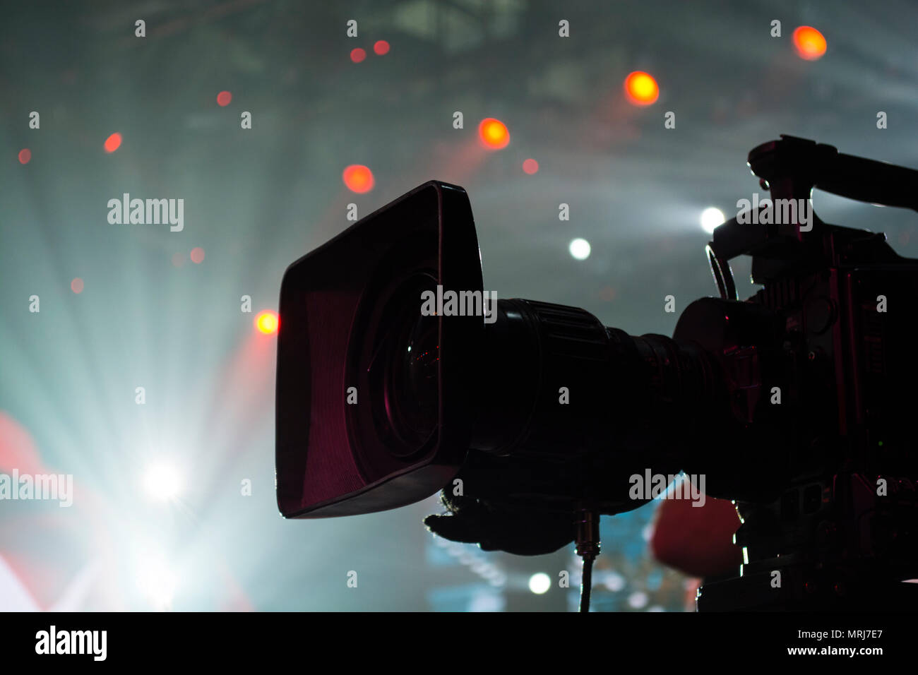 Professional digital video camera. ACCESSORI PER 4k telecamere. telecamera  in una sala da concerto Foto stock - Alamy