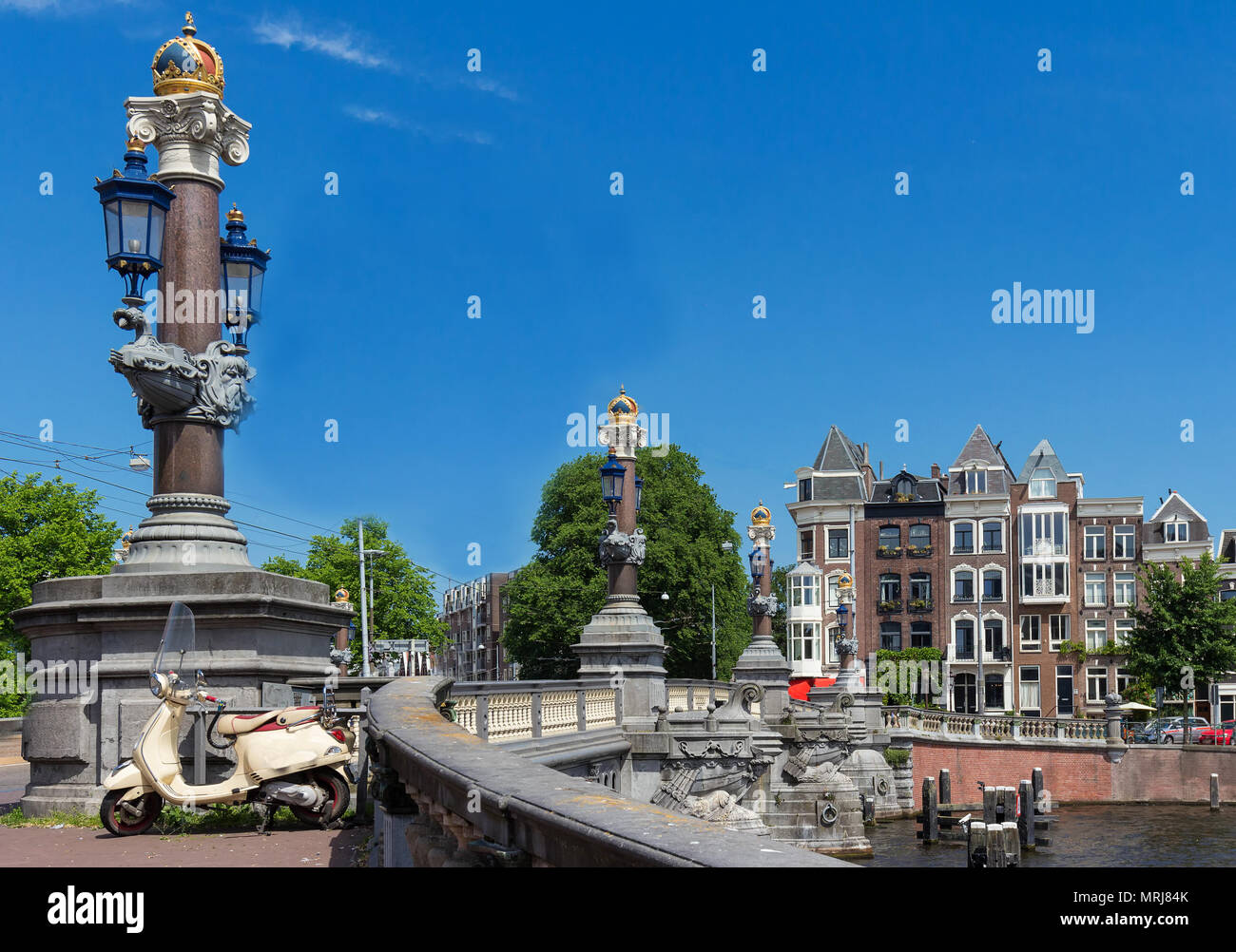 Blu Blauwbrug ponte sul fiume Amstel di Amsterdam a giornata soleggiata, Olanda. Foto Stock